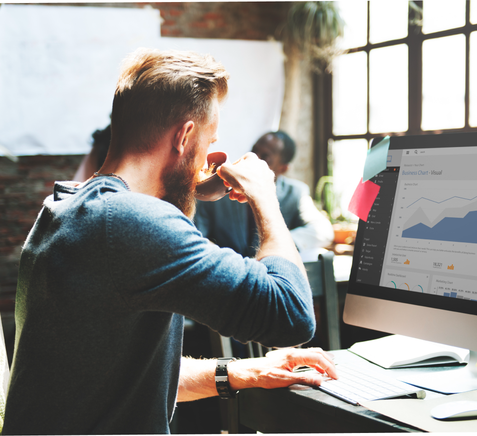 bărbat lucrând la un calculator