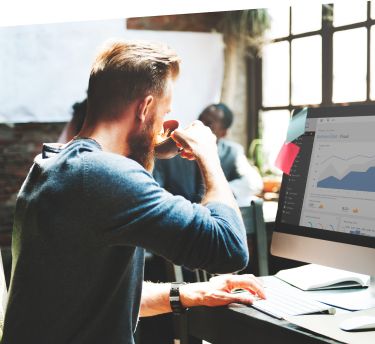 bărbat lucrând la un calculator